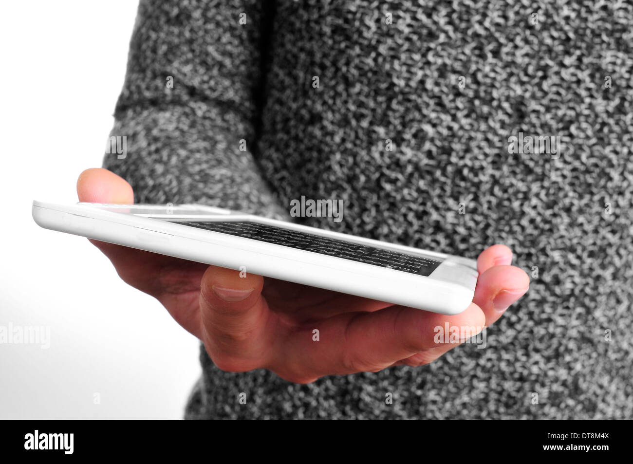 Un homme dans des vêtements à l'aide d'un e-book reader Banque D'Images