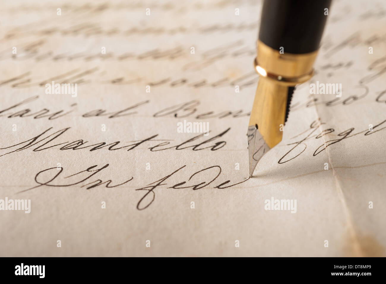 Stylo-plume écrit sur une vieille lettre manuscrite Banque D'Images