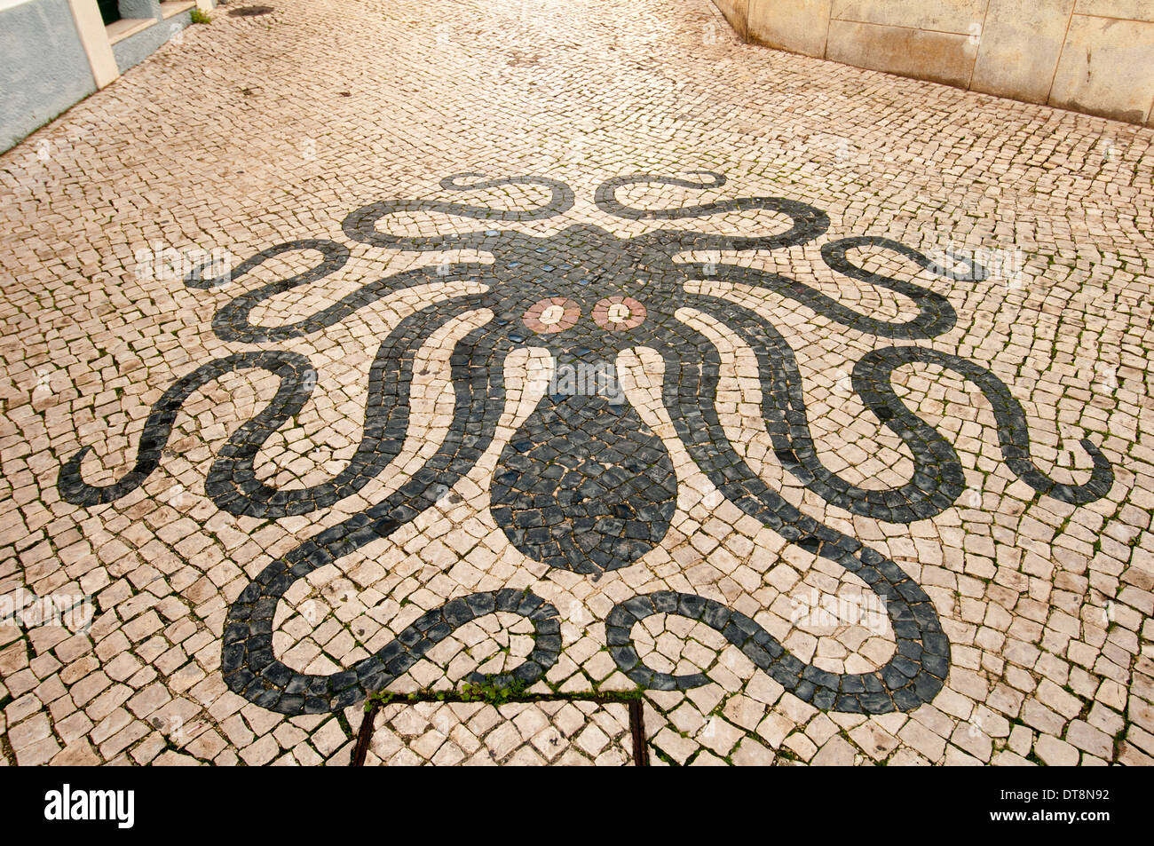 Rue pavée de mosaïque Octopus Lagos Portugal Banque D'Images