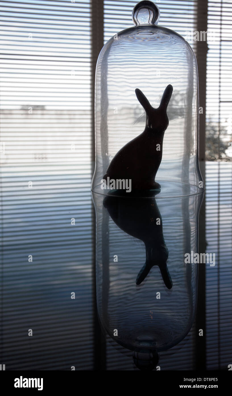 Lapin dans Bell Jar réflexion ornement Banque D'Images