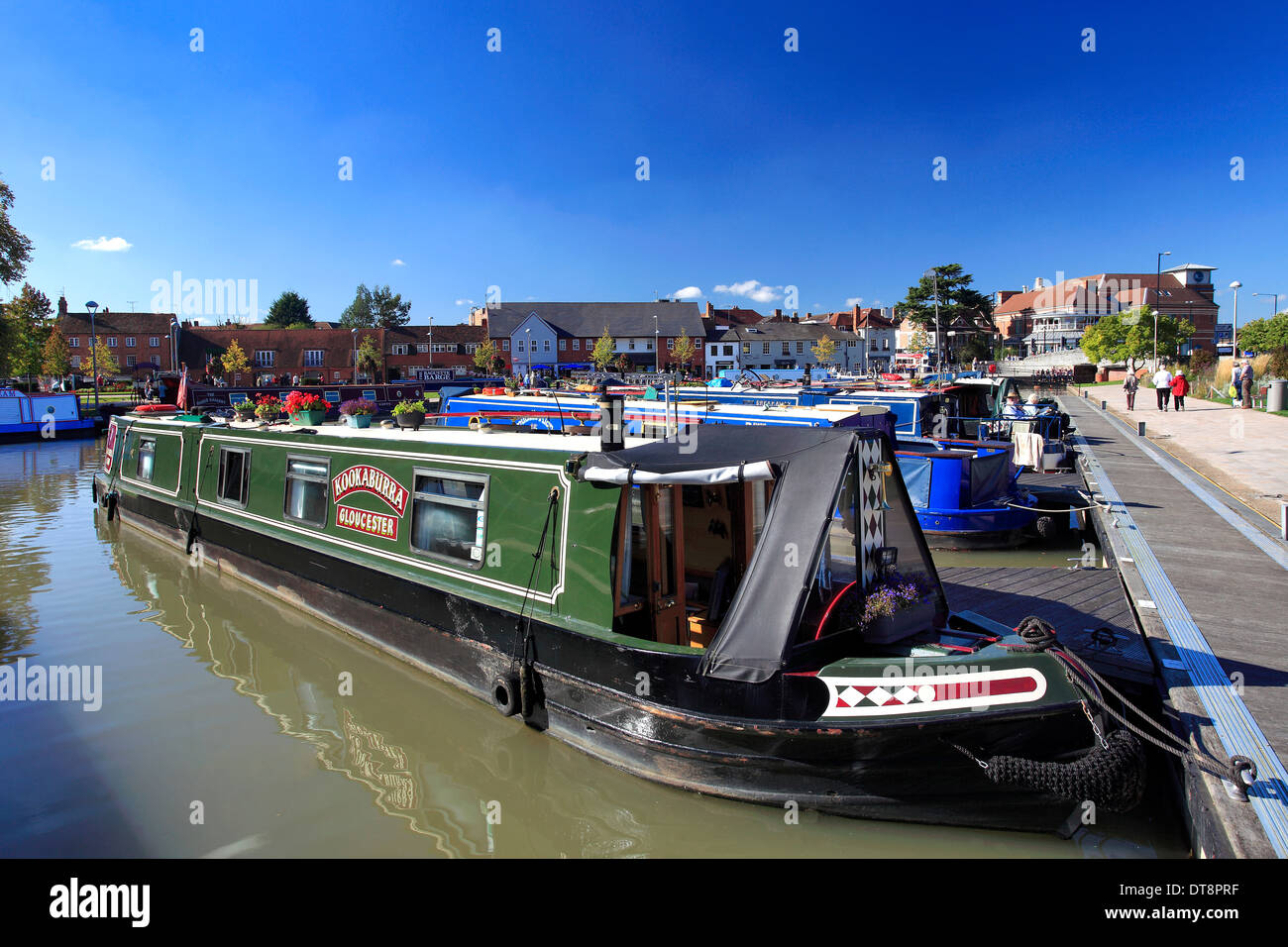 Narrowboats dans le bateau moorings à Bancroft jardins sur la rivière Avon, Stratford upon Avon, Warwickshire, Angleterre ville ; la Grande-Bretagne Banque D'Images