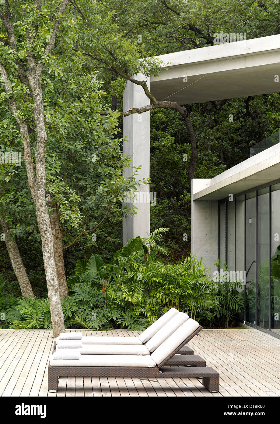 Hotel Monterrey, Monterrey, Mexique. Architecte : Tadao Ando, 2013. Des chaises longues près de la piscine. Banque D'Images
