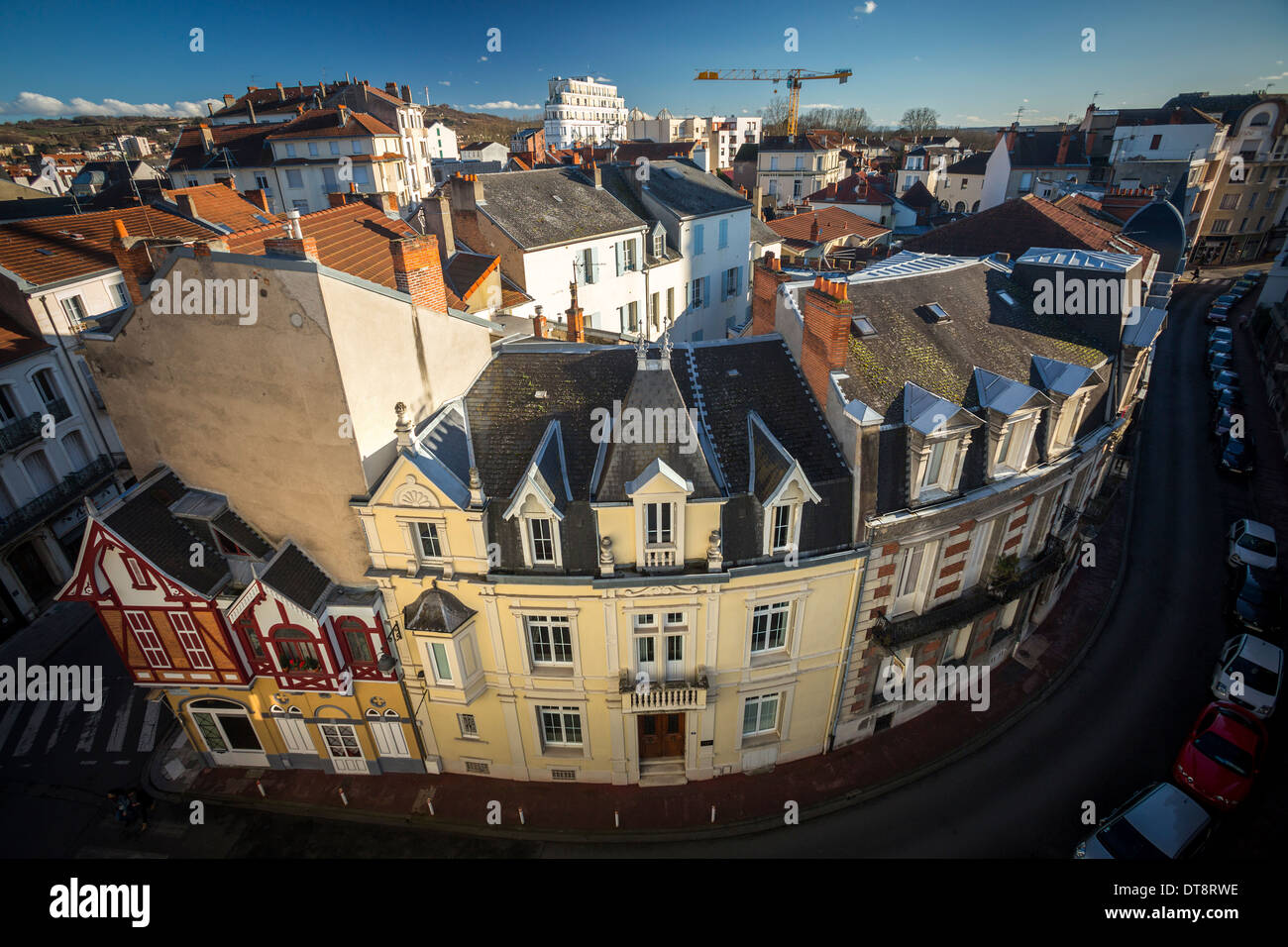Petit chalet construit sur de grands blocs d'habitation (Vichy, France). Grand bâtiment vs minuscule chambre. Banque D'Images