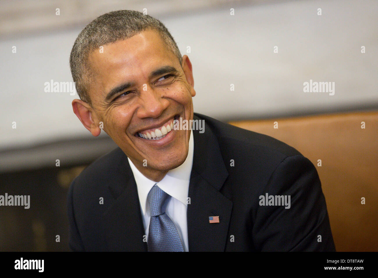 Washington DC, USA. Feb 11, 2014. Le président des États-Unis Barack Obama sourit lors de sa rencontre avec le président François Hollande dans le bureau ovale de la Maison Blanche à Washington, District de Columbia, USA, 11 février 2014. Crédit : Andrew Harrer / Piscine via CNP/dpa/Alamy Live News Banque D'Images