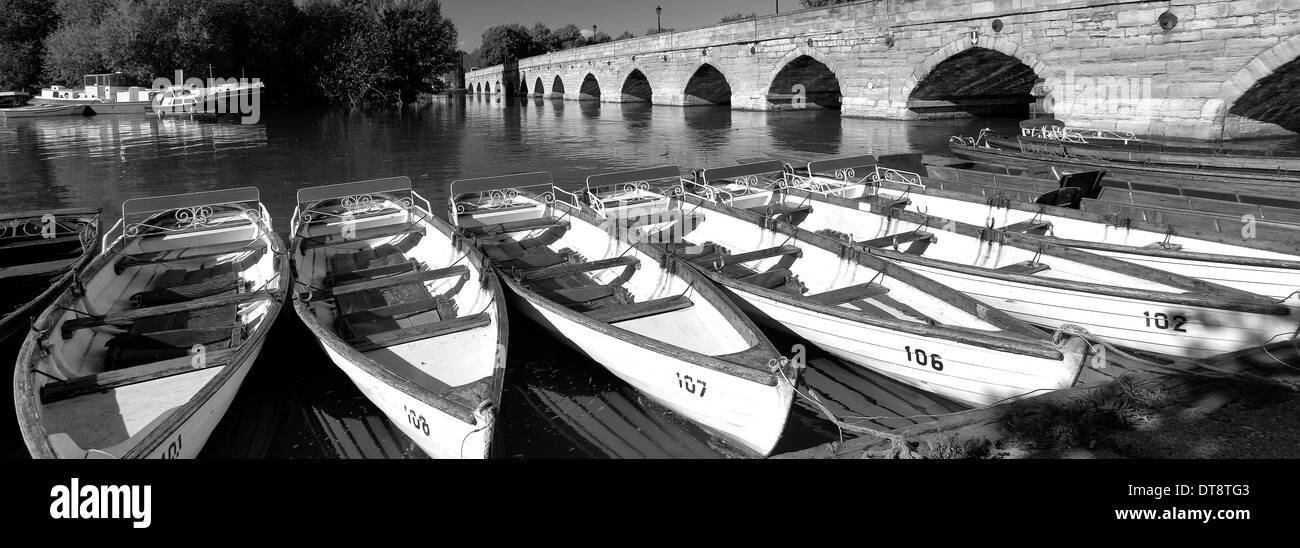 Location de bateaux à rames de la ligne mouillée à Avon Stratford-upon-Avon Warwickshire Angleterre Royaume-uni Grande-bretagne ville Banque D'Images