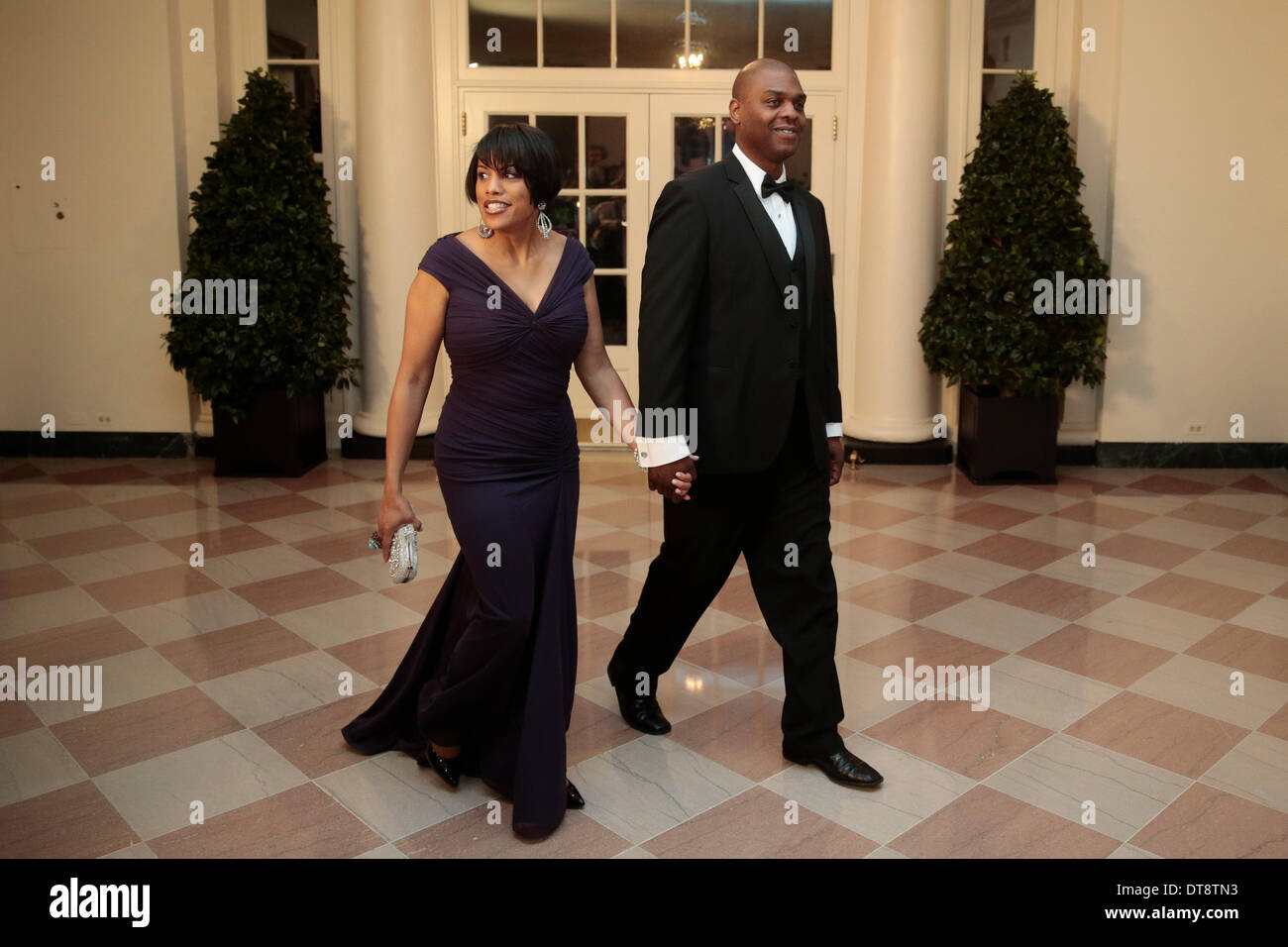 Washington DC, USA. Feb 11, 2014. Anthony Foxx, Secrétaire américain aux transports, droit, et Samara Foxx arrivent à un dîner d'État offert par le président des États-Unis, Barack Obama et première dame des États-Unis Michelle Obama en l'honneur du Président français François Hollande à la Maison Blanche à Washington, USA, 11 février 2014. Obama et Hollande a déclaré que les États-Unis et la France se lancent dans un nouveau niveau de coopération élevé, alors qu'ils sont confrontés aux menaces à la sécurité mondiale en Syrie et l'Iran, faire face au changement climatique et d'élargir la coopération économique. Crédit : Andrew Harrer / Piscine via CNP/dpa/Alamy Live News Banque D'Images