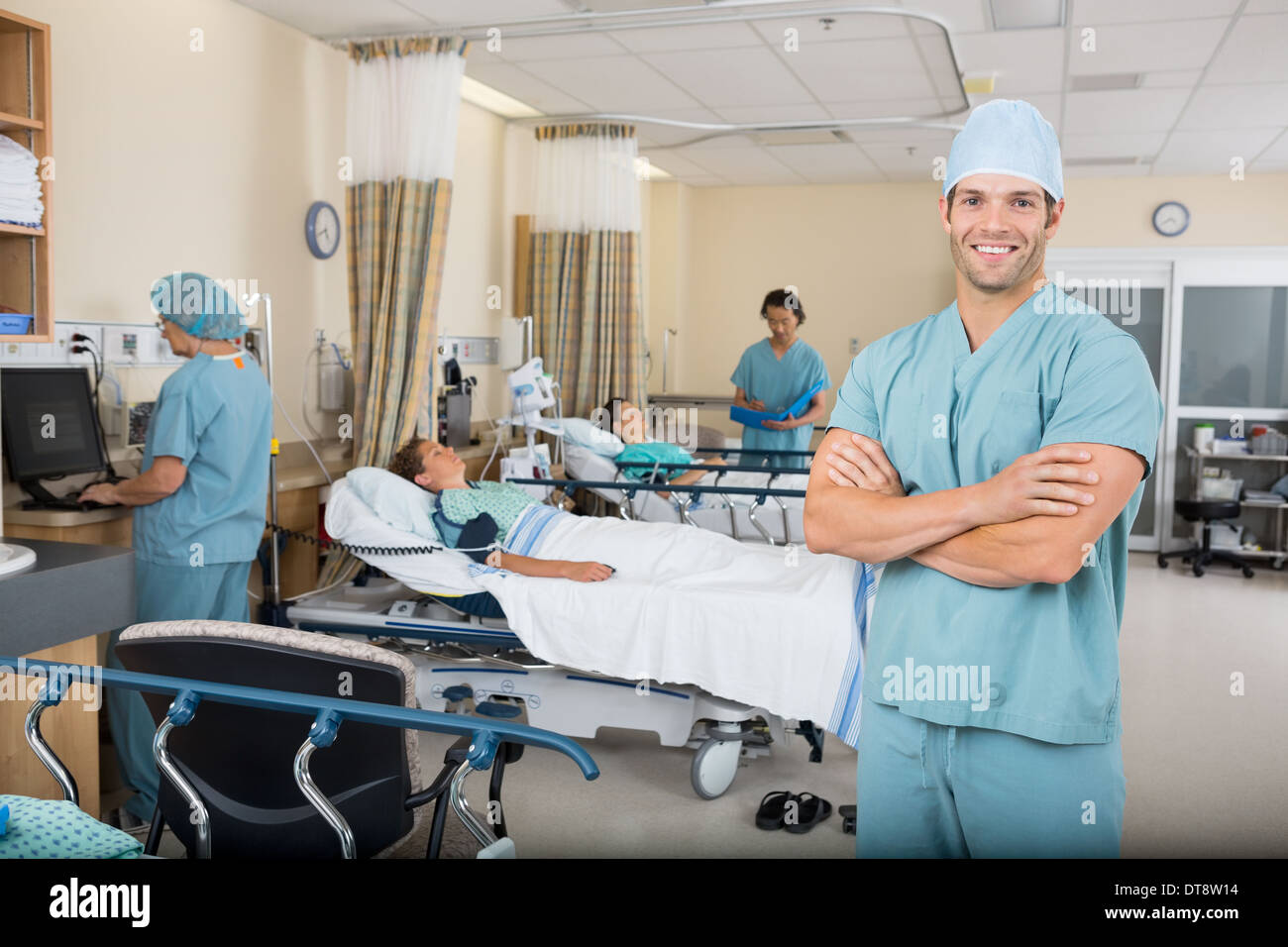 Infirmière avec des collègues et des patients dans l'hôpital Banque D'Images