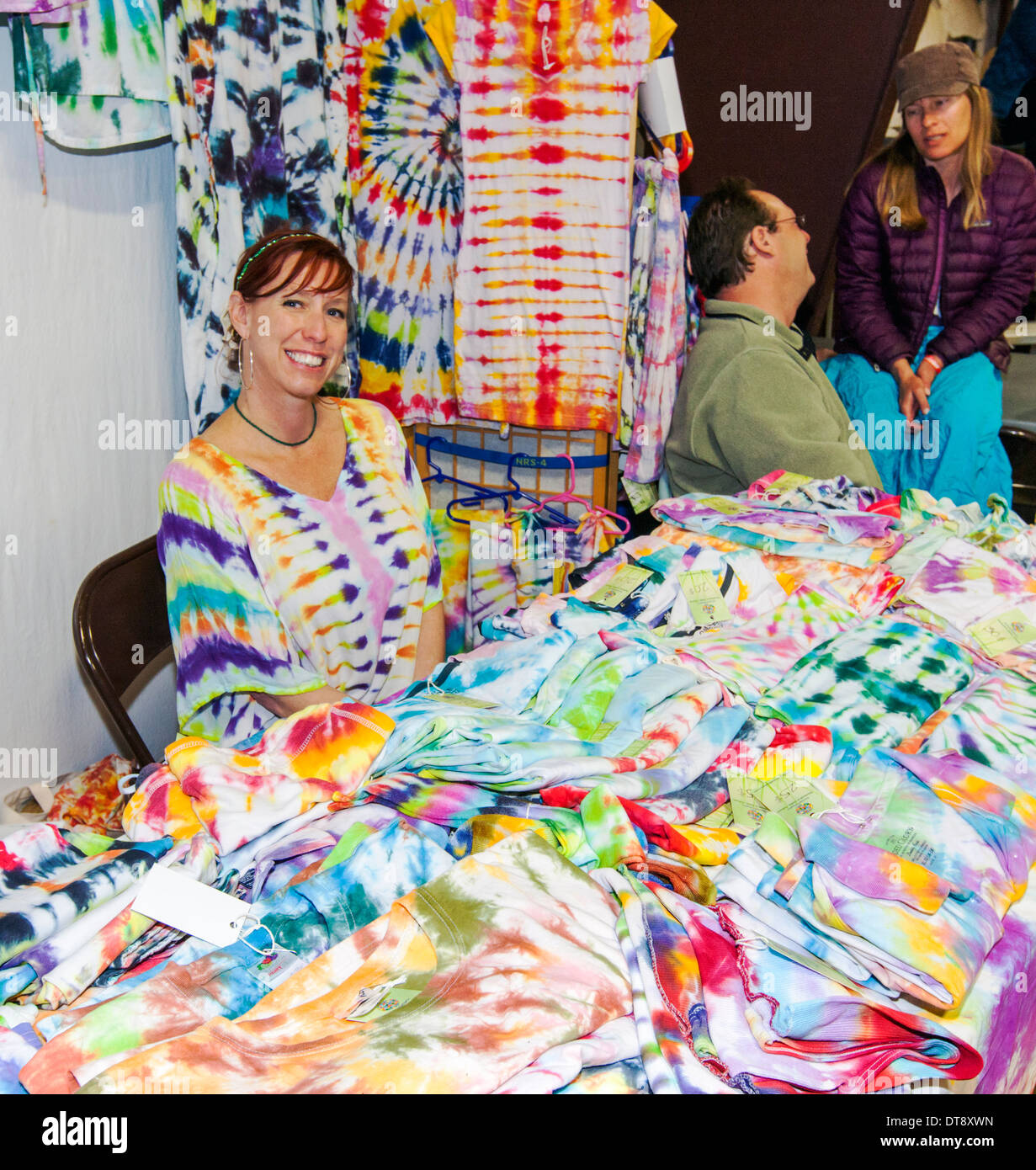 La vente du vendeur tie-dyed tee-shirts à l'arche Valley HIgh Rollers Roller Derby, Chaffee County Fairgrounds, Colorado, USA Banque D'Images