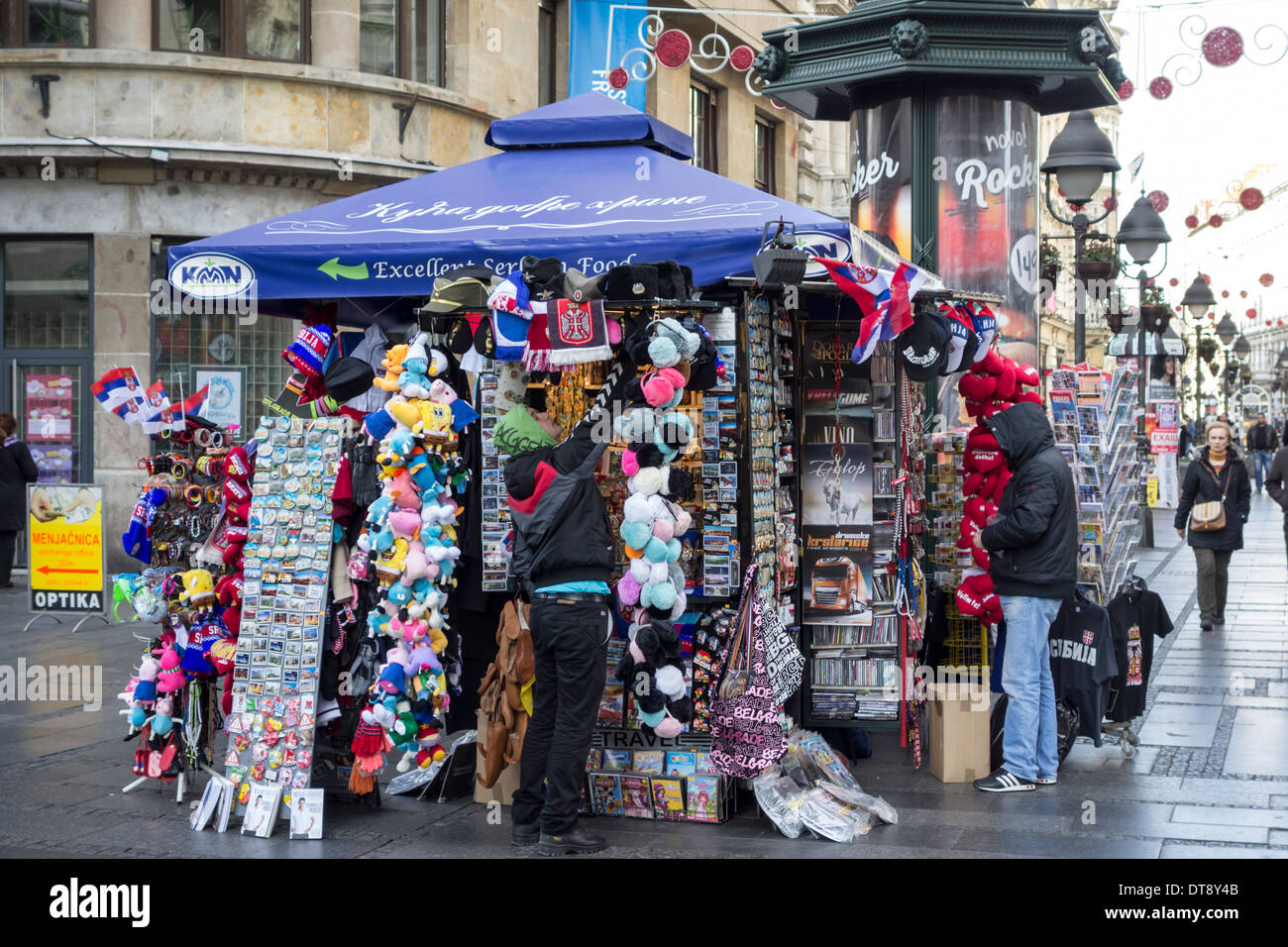 Fournisseur stand de souvenirs dans la rue Kneza Milosa à Belgrade, Serbie Banque D'Images