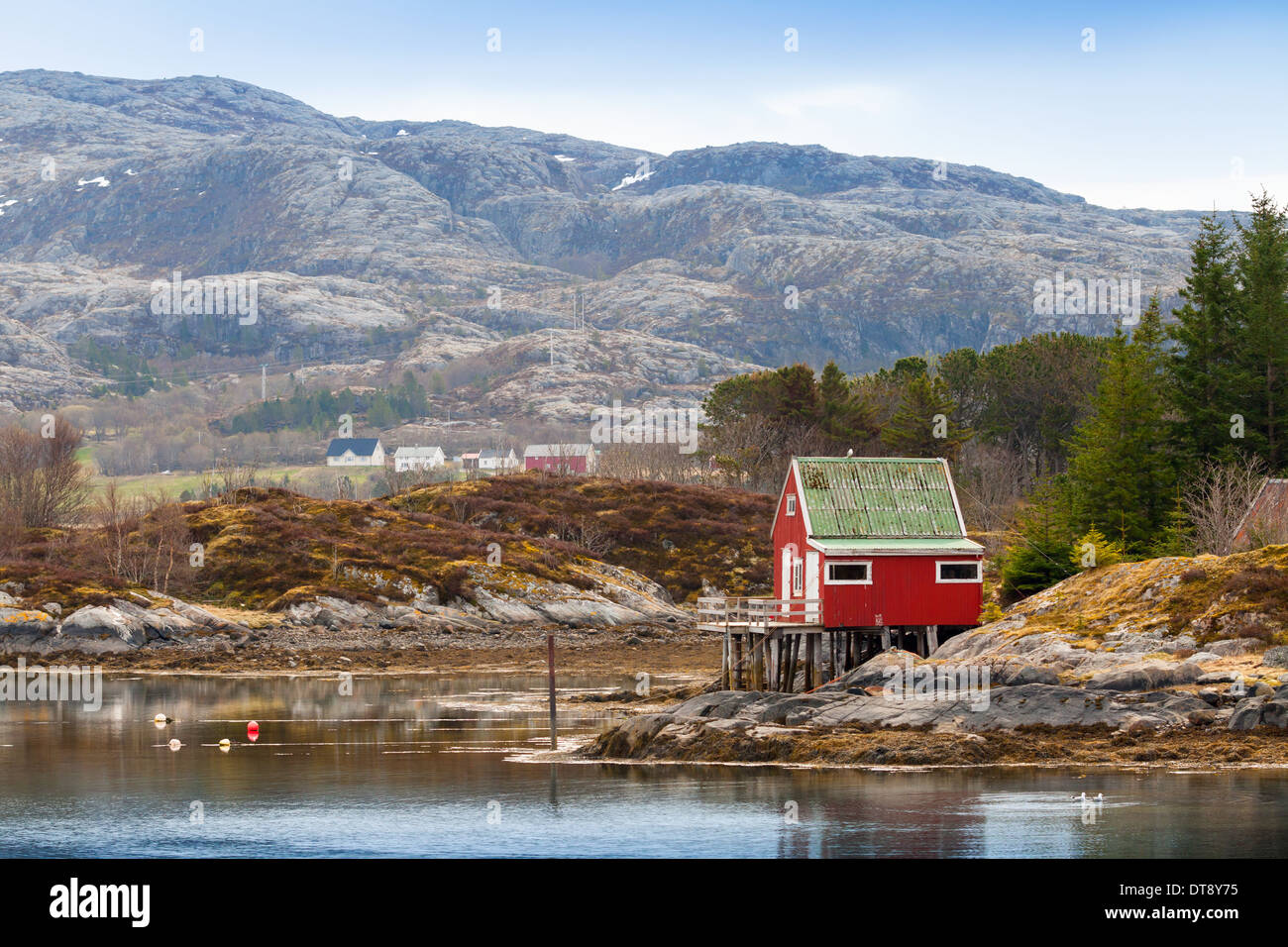 Vieille maison en bois rouge se dresse sur la côte de la mer de Norvège Banque D'Images