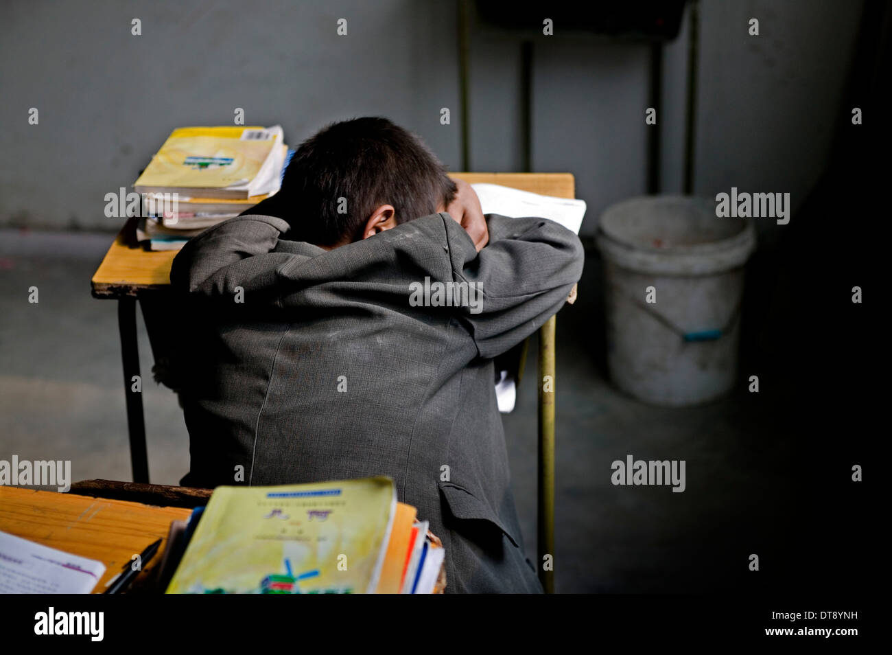 La Chine, Beijing, Beigaozhuang l'école primaire, une école pour les enfants migrants. Épuisé élève sont endormis en classe. Banque D'Images