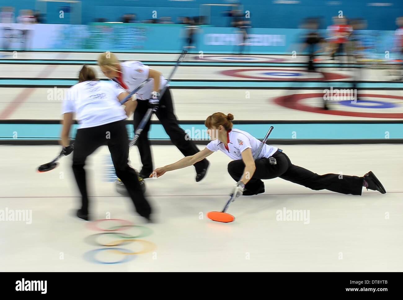 Sochi, Russie. 12 février 2014. Claire Hamilton (GBR) pousse au loin avec Vicki Adams (GBR, à gauche) et Anna Sloan (GBR, vice-aller). Womens curling - Centre de curling Ice Cube - Parc olympique - Sotchi - Russie - 12/02/2014 Credit : Sport en images/Alamy Live News Banque D'Images