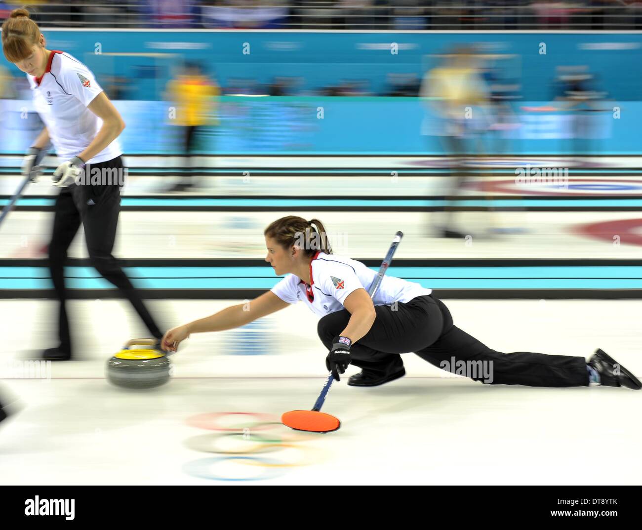 Sochi, Russie. 12 février 2014. Vicki Adams (GBR) pousse au loin avec Claire Hamilton (GBR). Womens curling - Centre de curling Ice Cube - Parc olympique - Sotchi - Russie - 12/02/2014 Credit : Sport en images/Alamy Live News Banque D'Images