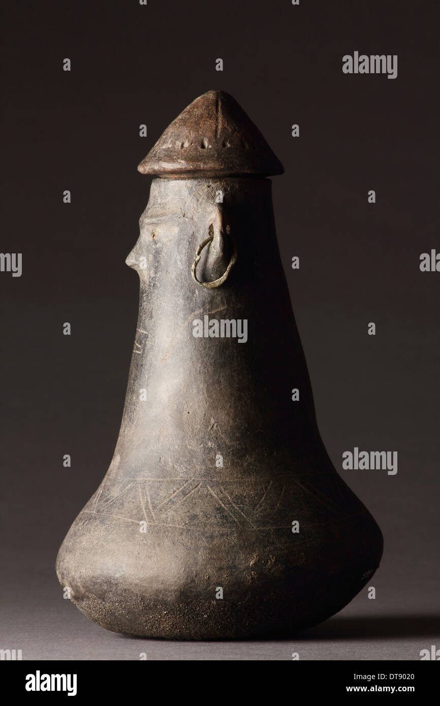 Urne cinéraire en poterie, 1300-700 BC. Artiste : l'art préhistorique Banque D'Images