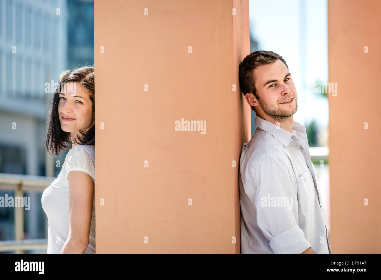 Deux personnes assis sur l'autre côté de la grande piscine en plein air - collumn dans Street Banque D'Images