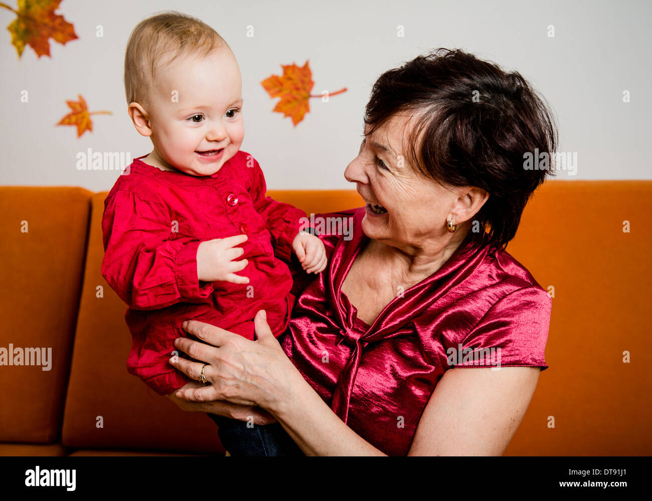 Portrait d'intérieur de grand-mère avec son petit-enfant Banque D'Images