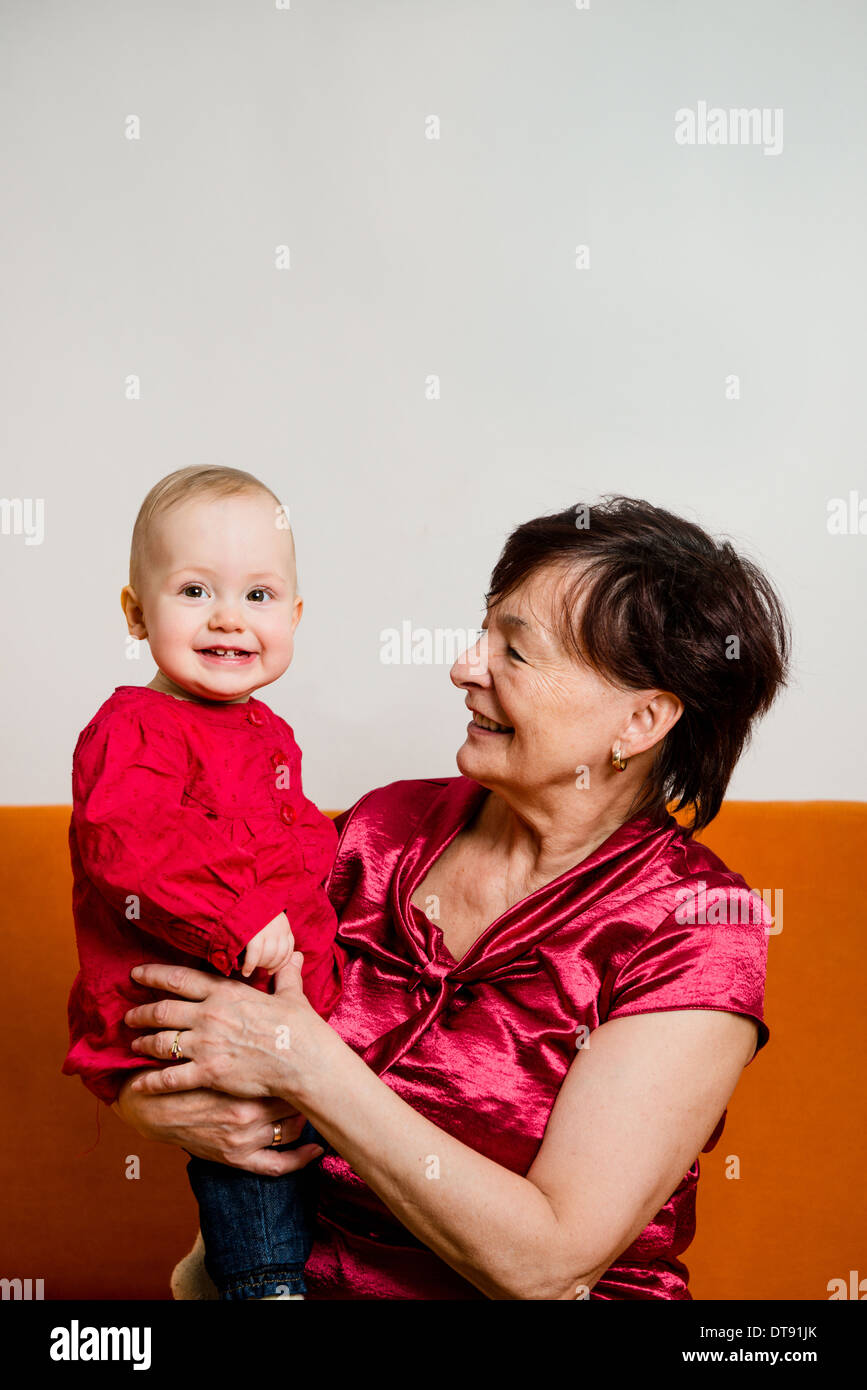Portrait d'intérieur de grand-mère avec sa petite-fille with copy space Banque D'Images