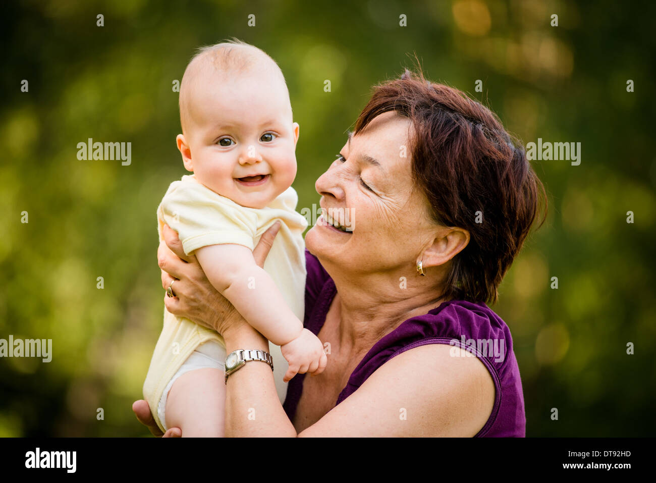 Grand-mère avec ses petits-enfants - senior woman holding sa petite-fille dans la nature en plein air Banque D'Images