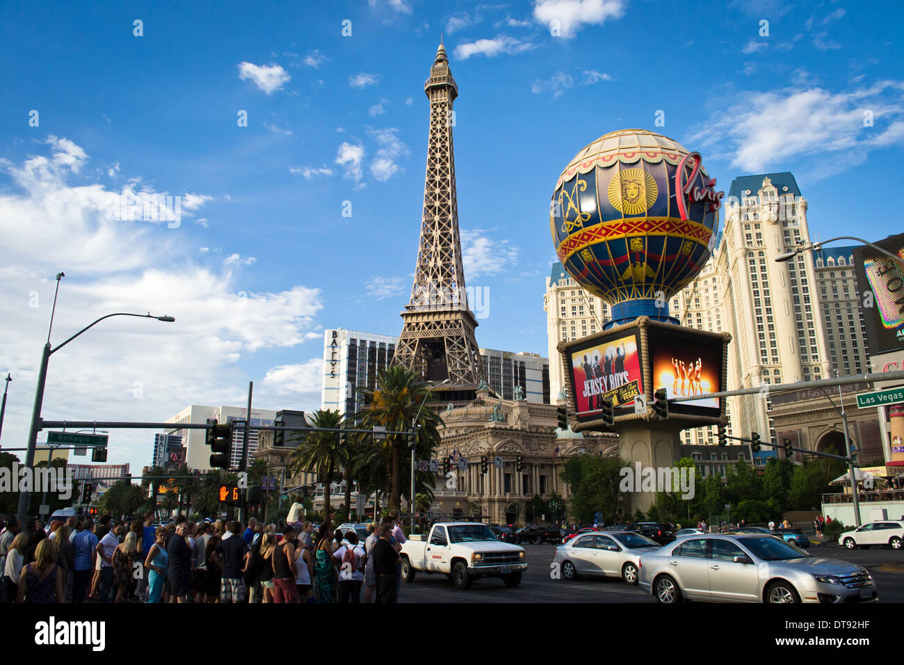 Touristes traversant le célèbre Strip de Las Vegas pour aller voir les hôtels et casino Banque D'Images