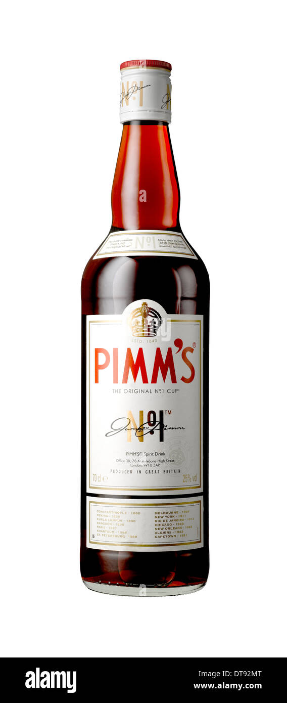Découper un shot d'une bouteille de Pimm's Banque D'Images
