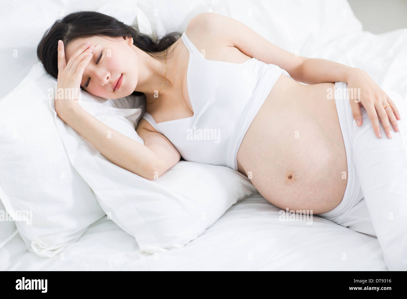 Pregnant woman sleeping Banque D'Images