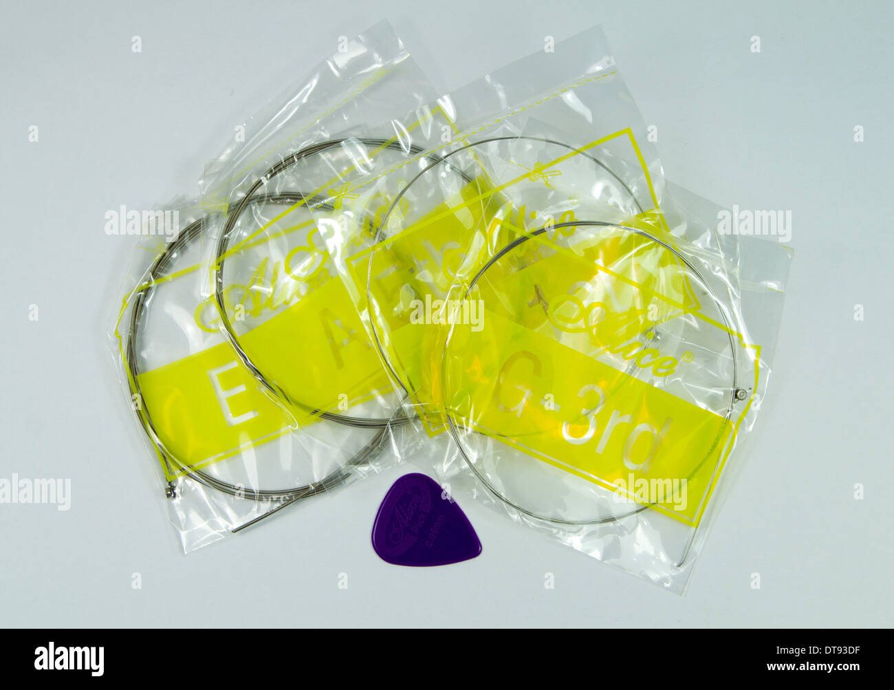 Guitare cordes acier et plectre. Banque D'Images