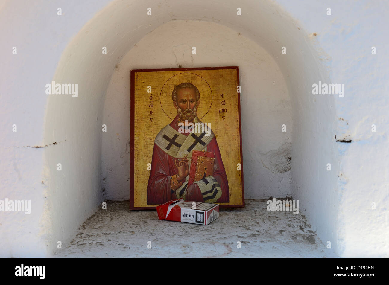 Image religieuse avec un paquet de cigarettes jetées. Chypre Banque D'Images