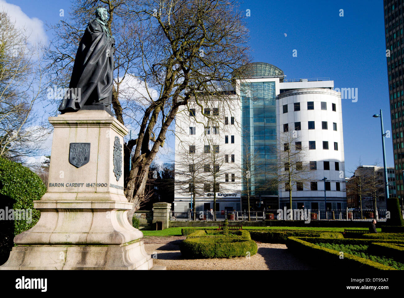 Personne n'Kingsway immeuble de bureaux et statue de la Marquise de Bute, le Kingsway, Cardiff, Pays de Galles. Banque D'Images