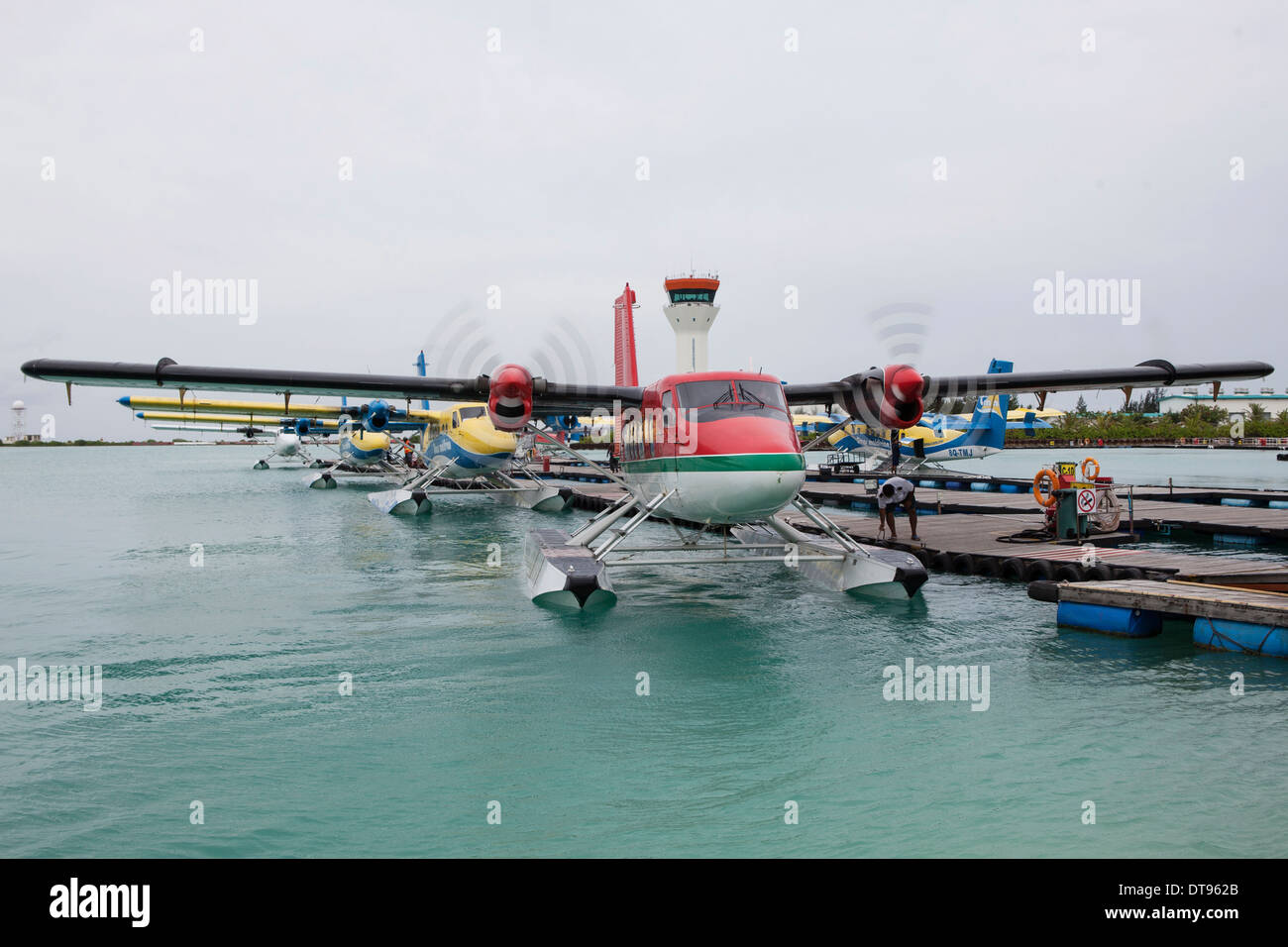 Les avions de l'eau (taxis) dans les Maldives à l'aéroport domestique Banque D'Images
