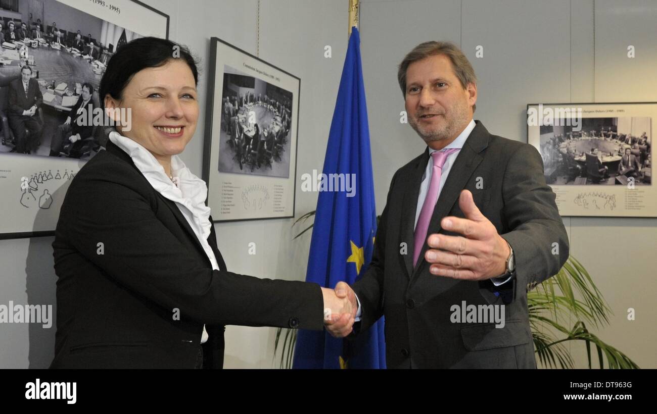 Le ministre tchèque du développement régional Vera Jourova (à gauche) et le Commissaire européen à la politique régionale Johannes Hahn lors d'une conférence de presse à Bruxelles, Belgique, 12 février 2014 (Photo/CTK Jakub Dospiva) Banque D'Images