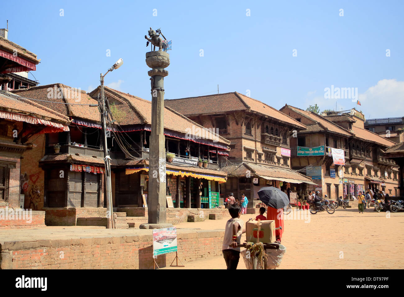 Scène quotidienne avant d'Narasingha Tole-Square Tachupal en colonne. Bhaktapur-Nepal. 0209 Banque D'Images