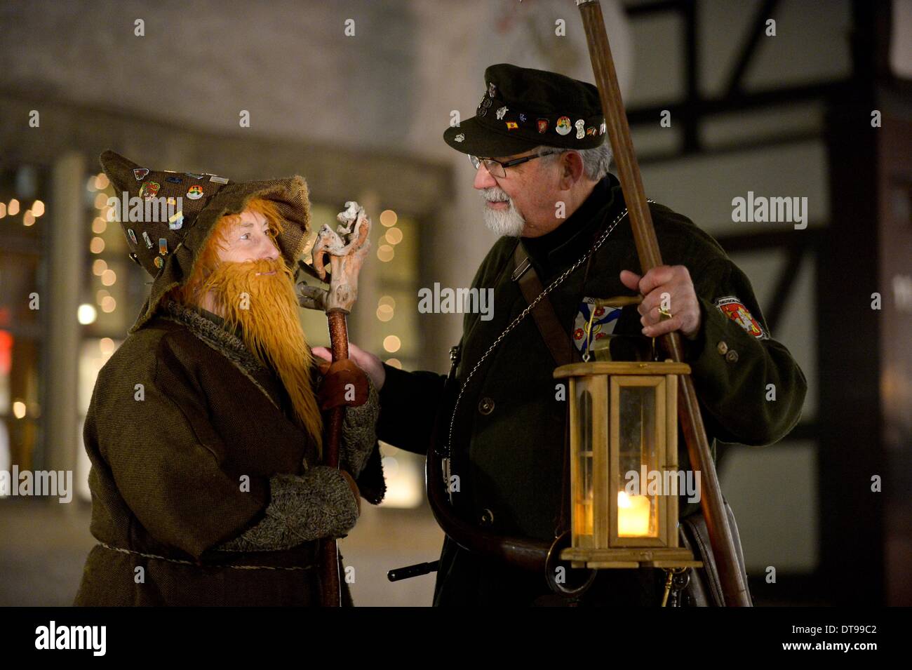 Bad Muender, Allemagne. 23 Jan, 2014. Elvira Wittich comme uentelgeist «' et Gerhard Mestwerdt habillé en conseil "veilleur de nuit Heinerich Springe zu' signifie en Bad Muender, Allemagne, 23 janvier 2014. Les membres de la guilde allemande de gardiens de nuit, gardiens de la tour et les chiffres sont des visites guidées de la ville et raconter son histoire. Photo : Peter Steffen/dpa/Alamy Live News Banque D'Images