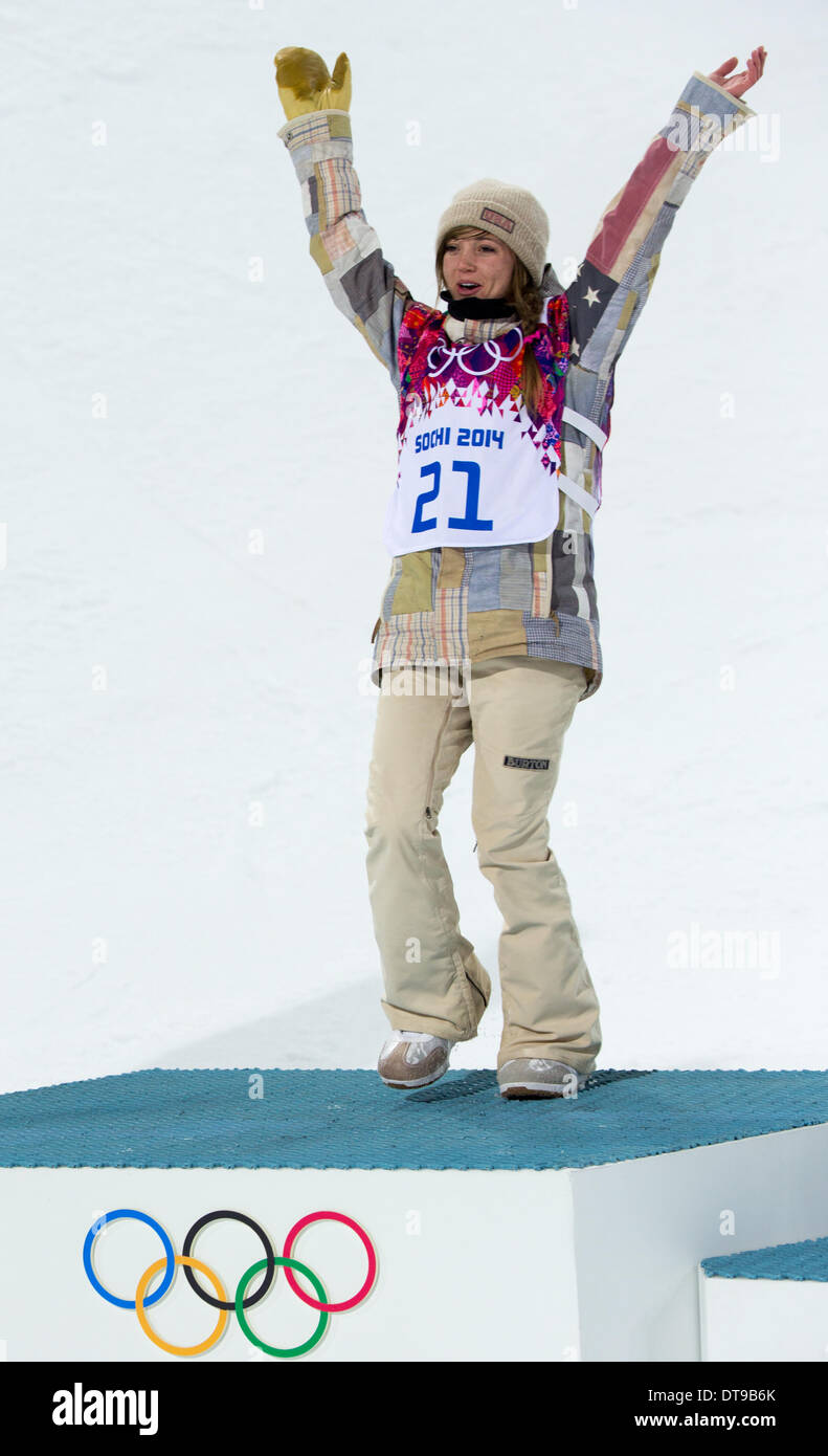 Sochi, Russie. 12 Février, 2014. Médaillé d'or Kaitlyn Farrington (USA) l'ascension du podium. XXII jeux olympiques d'hiver, Sotchi2014. Snowboard Halfpipe dames finales à la Rosa Khutor Parc extrême, la Russie. Credit : Action Plus Sport/Alamy Live News Banque D'Images