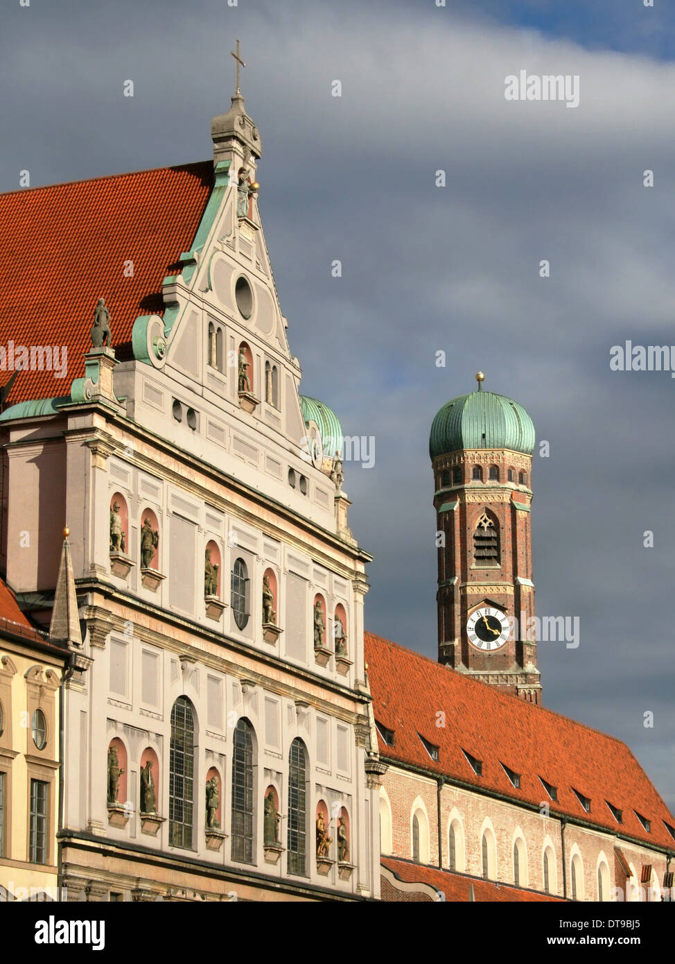 La façade de Michaelskirche avec la tour de l'église Frauenkirche en arrière-plan, Munich, Allemagne. Banque D'Images