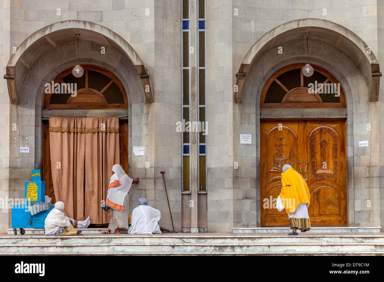 Les femmes pieuses priant au portes de l'église St Gabriel, Noël, l'Éthiopie, Hawassa Banque D'Images