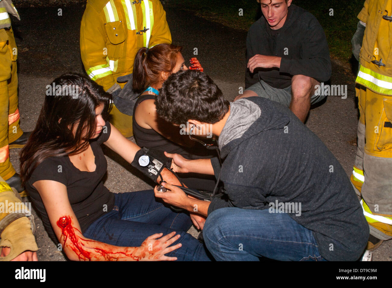 Programme régional de l'occupation (ROP) étudiants effectuer les premiers soins sur les camarades qui se présentent comme des victimes de la criminalité dans la classe d'enquêtes criminelles. Banque D'Images