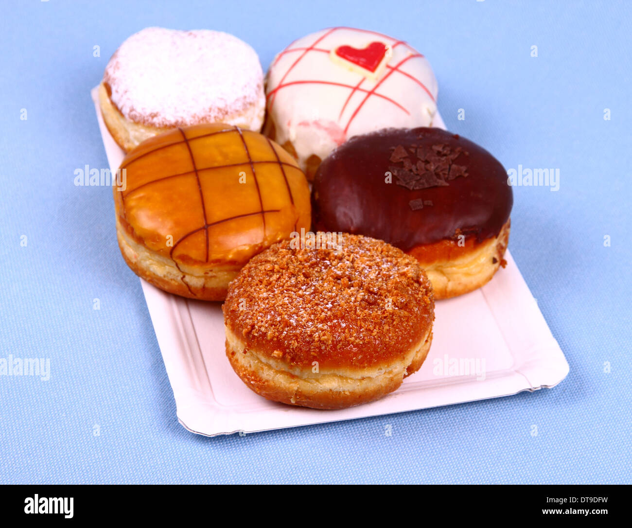 Cinq délicieux, assortiment de donuts sur la plaque, vue du dessus Banque D'Images