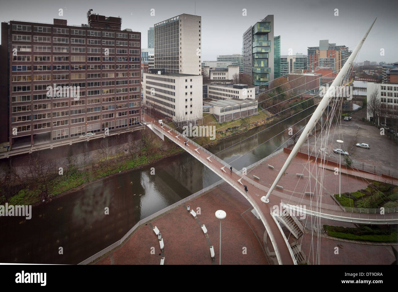 Trinity bridge tiré du Lowry hotel à Salford comme elle comble la rivière Irwell au centre-ville de Manchester Banque D'Images