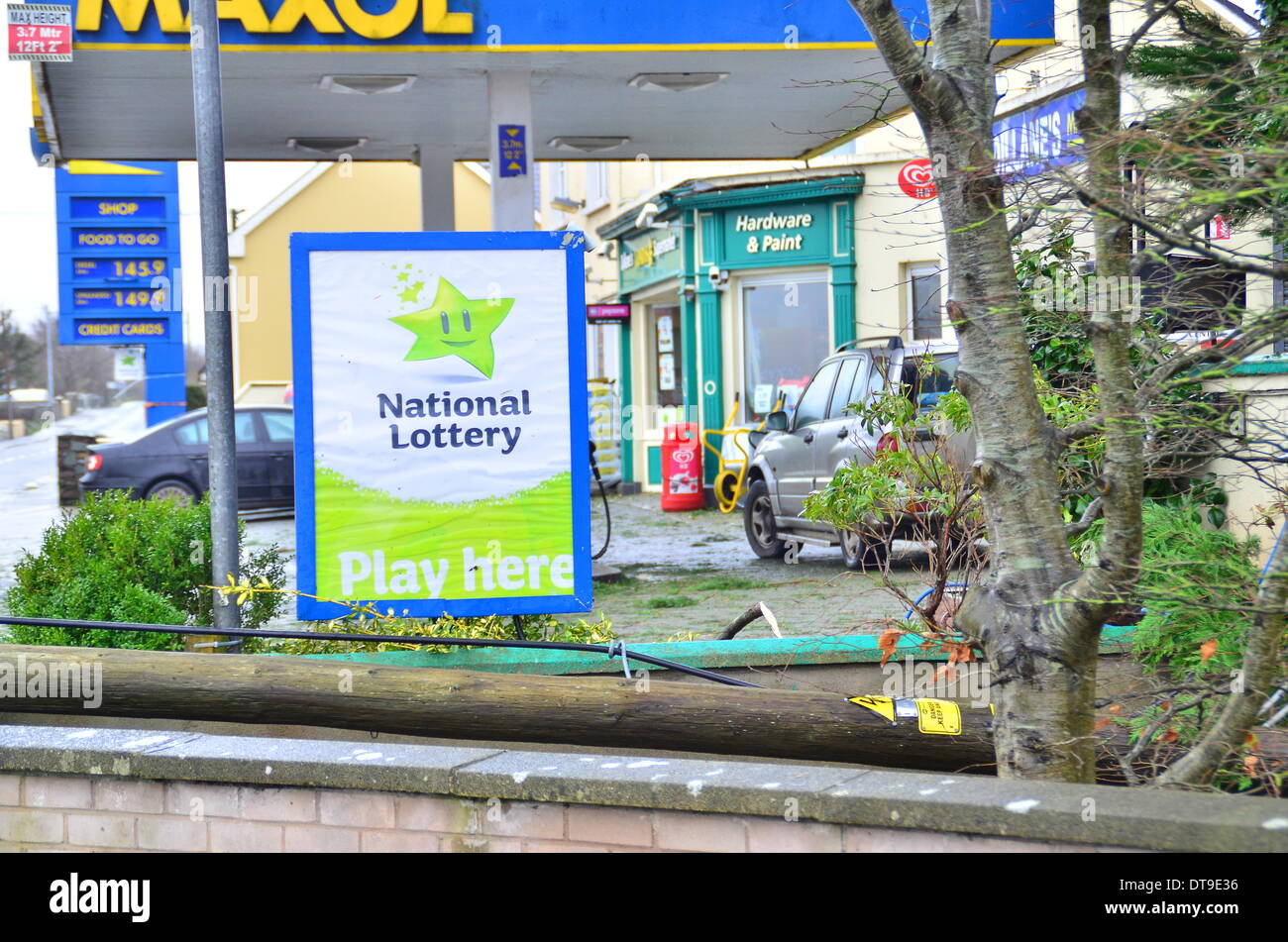 Abbeydorney, près de Tralee, comté de Kerry, Irlande. 12 Février, 2014. Près de miss catastrophe comme un pôle avec câbles live falls mètres d'un groupe de pompe à essence. Credit : James Loveridge/Alamy Live News Banque D'Images