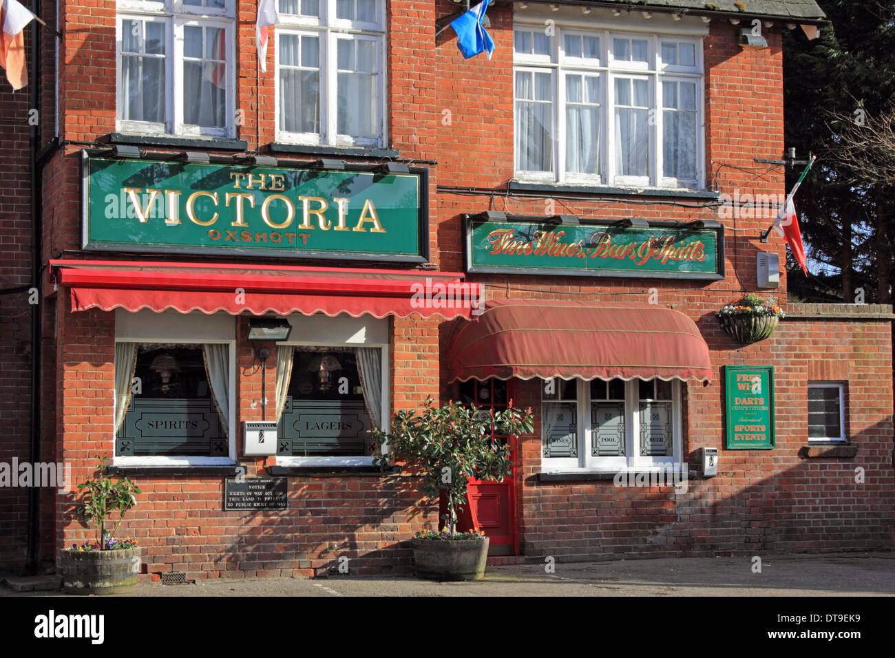 Le pub village Oxshott Victoria dans la ceinture de banlieue Elmbridge, Surrey, England, UK Banque D'Images