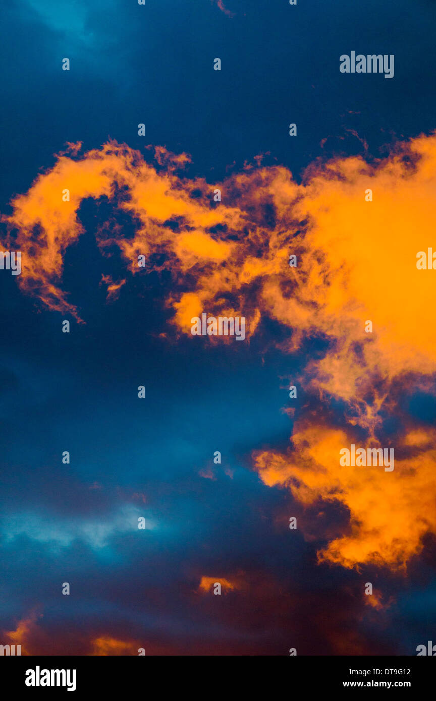 Rose, Bleu, spectaculaire lever du soleil rouge ciel de petite ville de montagne de Salida, Colorado, USA Banque D'Images