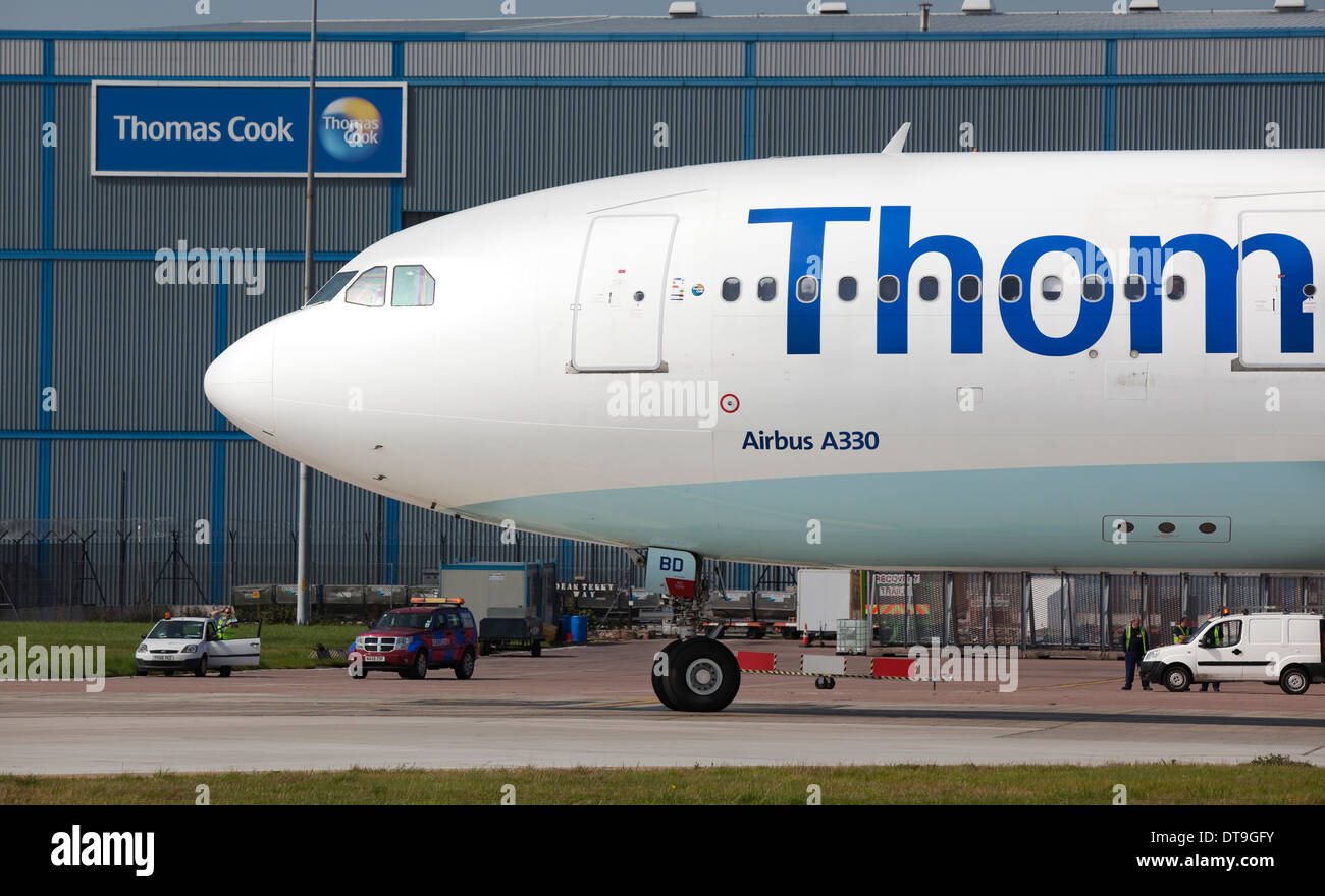 L'aéroport de Manchester Thomas Cook un Airbus A330 passe leur hangar d'entretien Banque D'Images