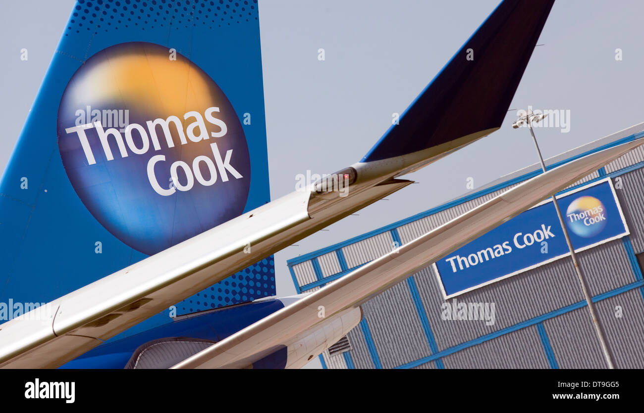 L'aéroport de Manchester Thomas Cook un Airbus A330 passe leur hangar d'entretien Banque D'Images