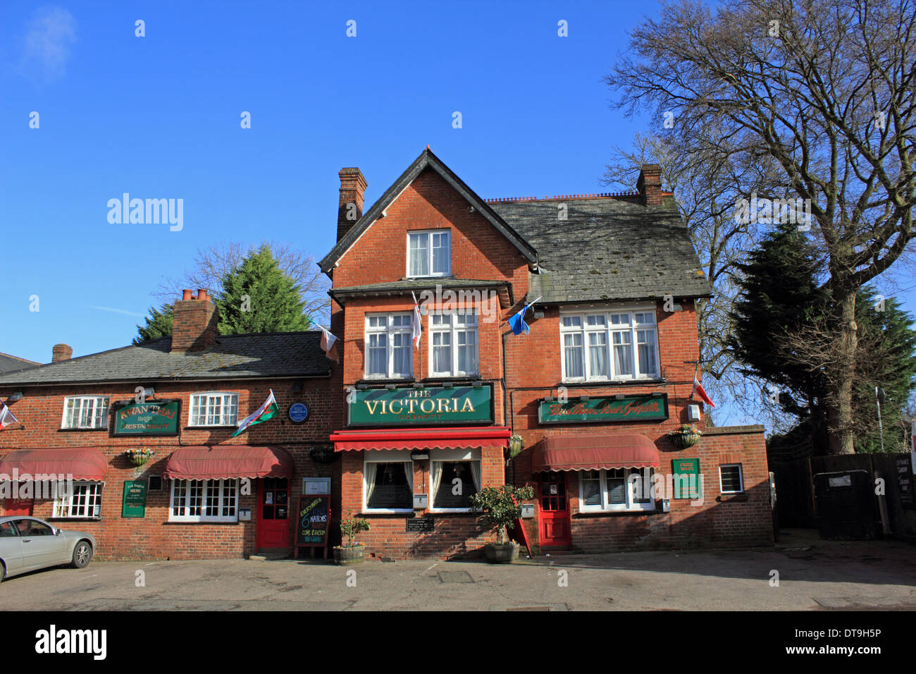 Le pub village Oxshott Victoria dans la ceinture de banlieue Elmbridge, Surrey, England, UK Banque D'Images