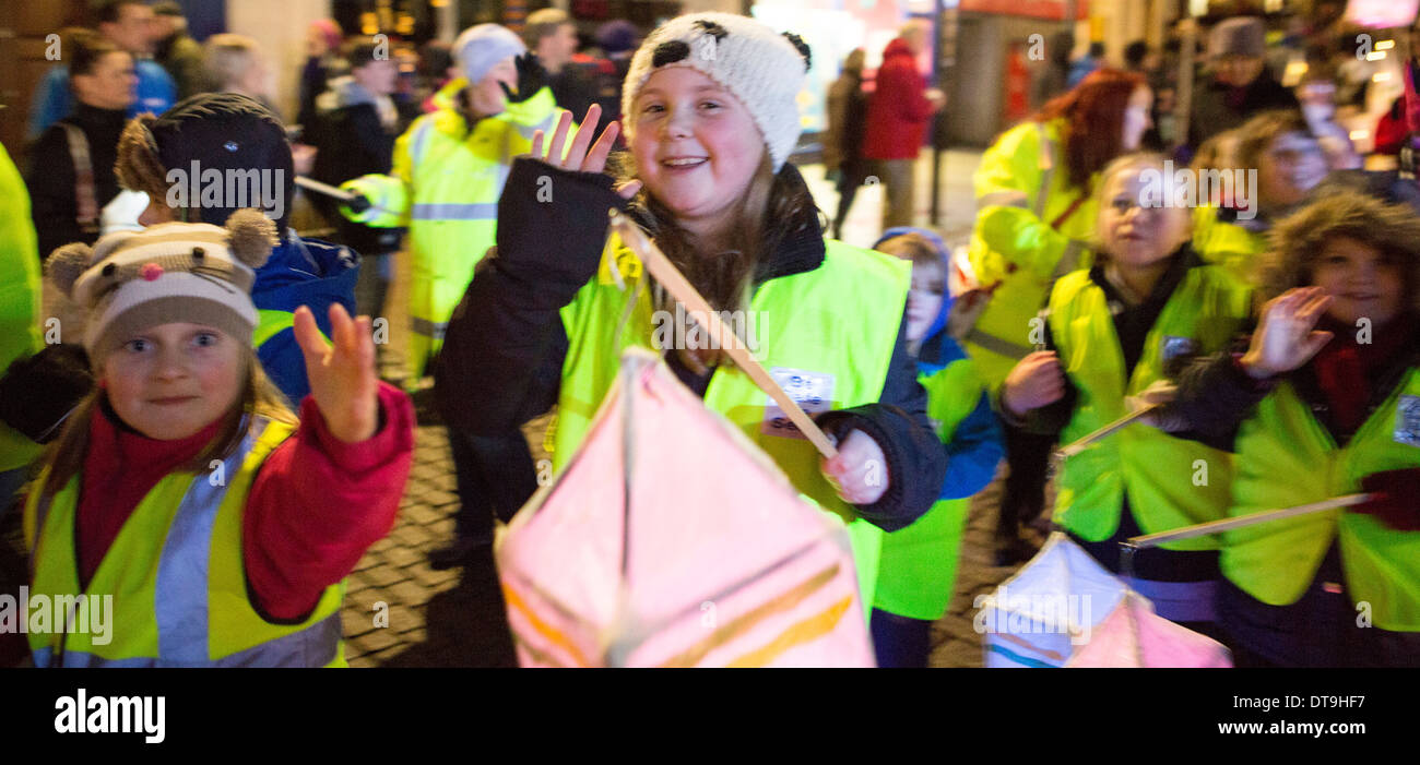 Big Burns Supper, Homecoming 2014 Carnaval à travers les rues de Dumfries, groupes communautaires enfants procession Lanterne Banque D'Images