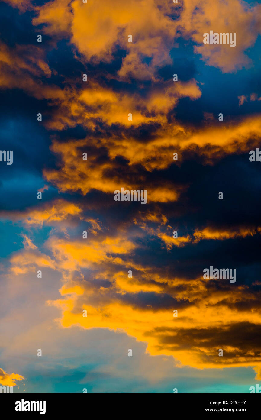 Rose, Bleu, spectaculaire lever du soleil rouge ciel de petite ville de montagne de Salida, Colorado, USA Banque D'Images