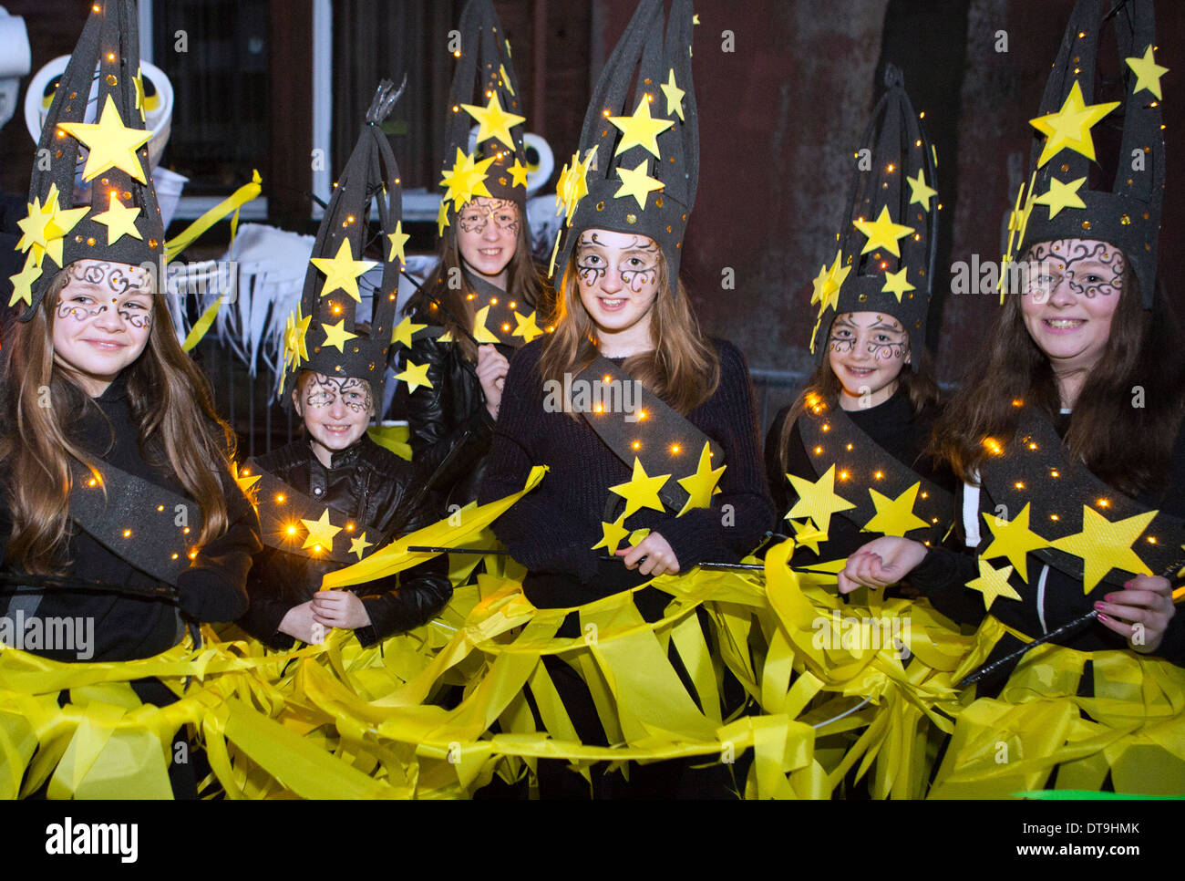 Big Burns Supper, Dumfries, Homecoming 2014 Carnaval à travers les rues de Dumfries, kids in fancy dress attendre pour commencer à danser Banque D'Images