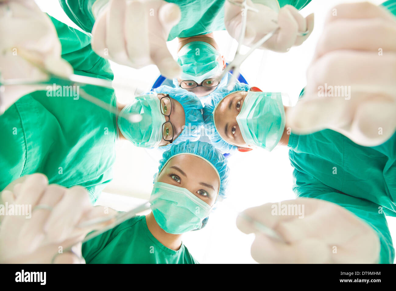 Chirurgiens et d'exploitation adjoint avec les instruments de chirurgie à l'hôpital Banque D'Images