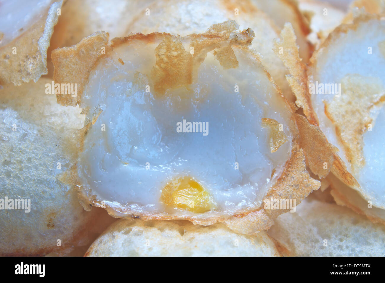 Le lait de coco mélanger le sucre et la farine. - Genre de Thai sweetmeat Banque D'Images