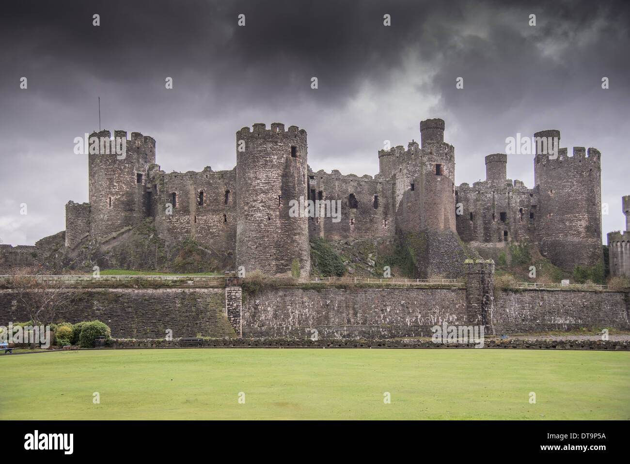 Vue sur les ruines du château médiéval, Château de Conwy, Conwy, Clwyd, Nord du Pays de Galles, décembre Banque D'Images